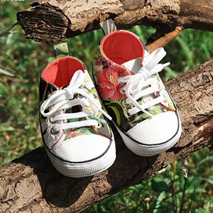 small_infant-sneakers-mockup-freebie
